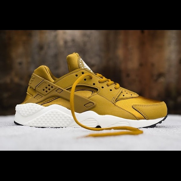Nike Shoes - Nike Women’s Air Huarache Run